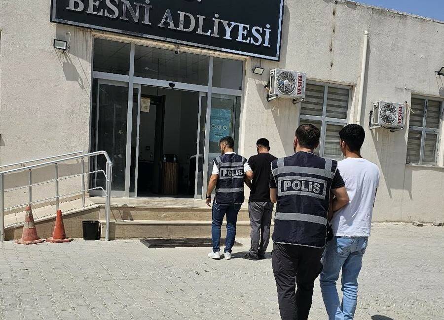 Otomobilin ses sistemlerini çalan şahıslar yakalandı Adıyaman'ın Besni ilçesinde yaklaşık 35 gün önce gerçekleşen oto teyp