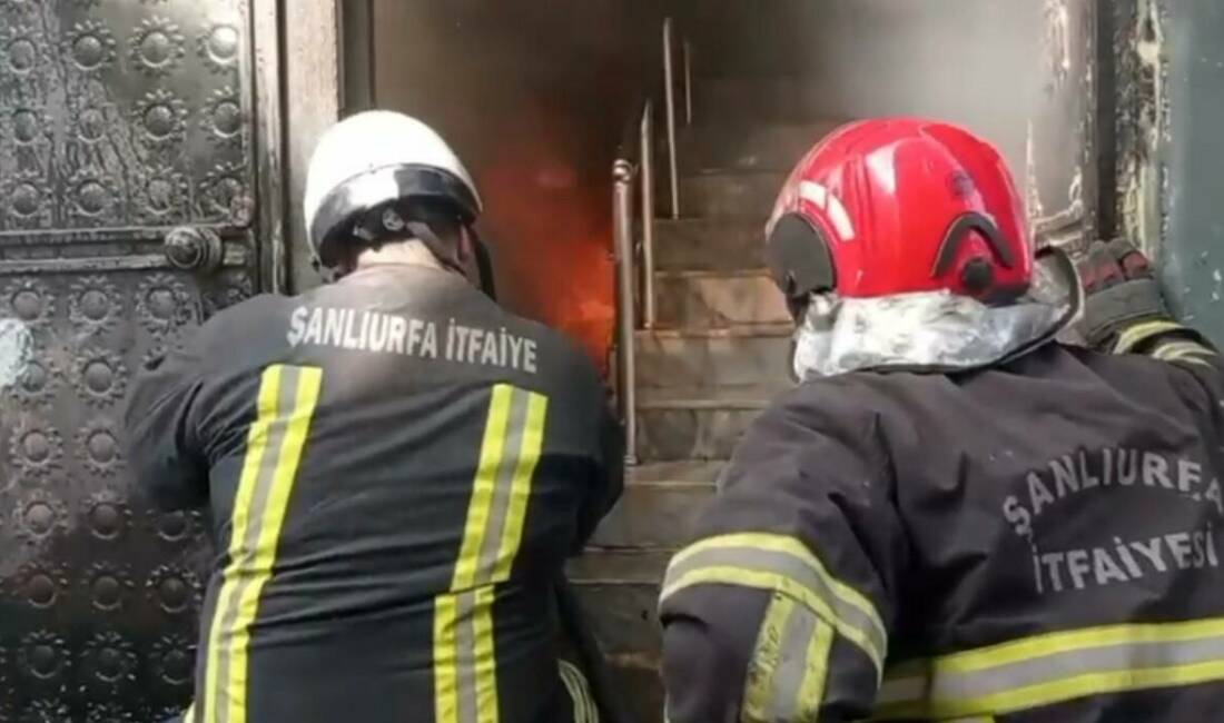 Şanlıurfa'nın Eyyübiye ilçesine bağlı Topdağı Mahallesi'nde bir evde çıkan yangın,