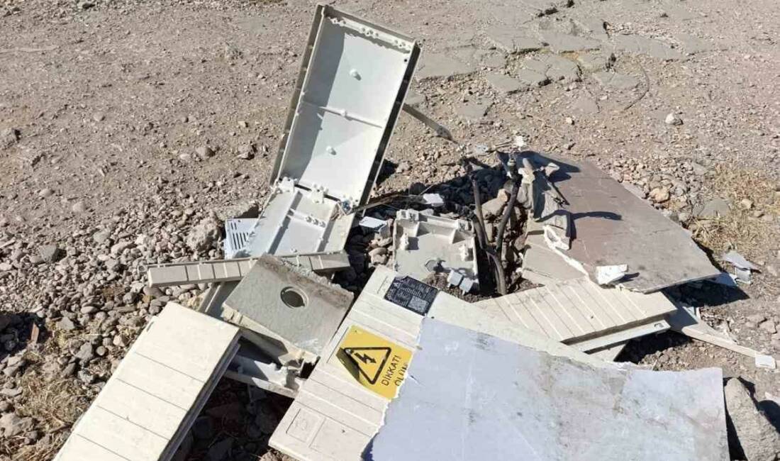 Adıyaman’da bir aracın çarpması sonucu parçalanan elektrik trafosu, Adıyaman merkezindeki