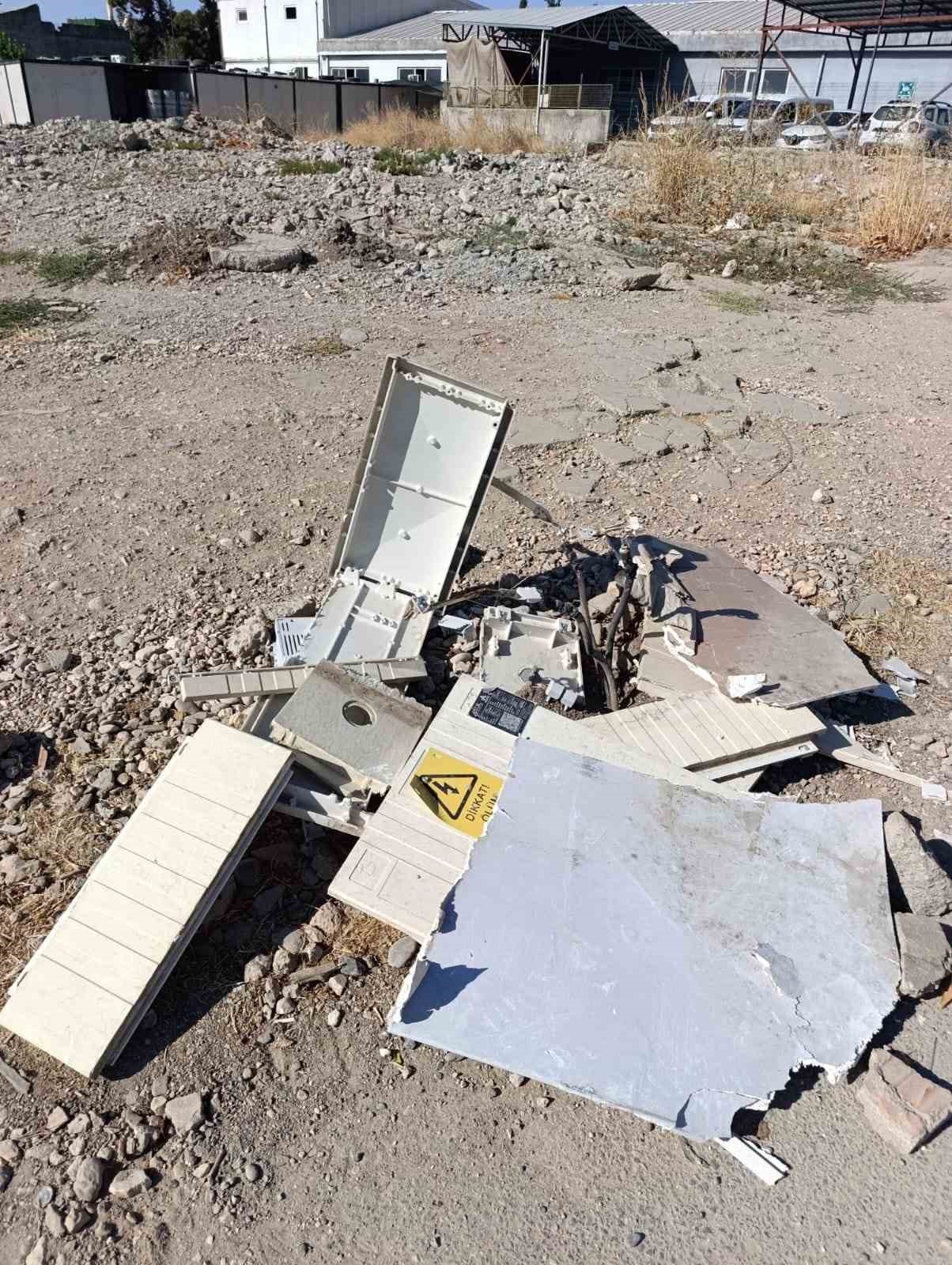 Adıyaman’da bir aracın çarpması sonucu parçalanan elektrik trafosu, Adıyaman merkezindeki