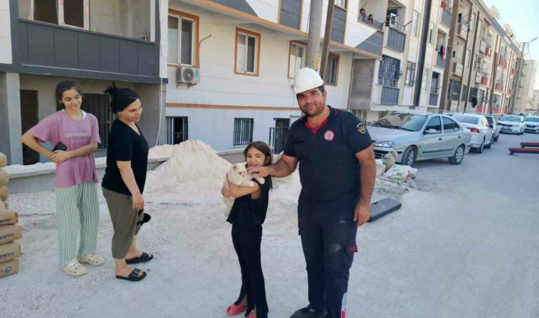Şanlıurfa'nın Haliliye ilçesinde Ahmet Yesevi Mahallesi'nde bir evin penceresine tırmanan
