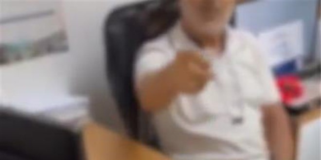 Konya Meram Devlet Hastanesi'nde görevli göz doktoru H.H.U., kıyafetini açık