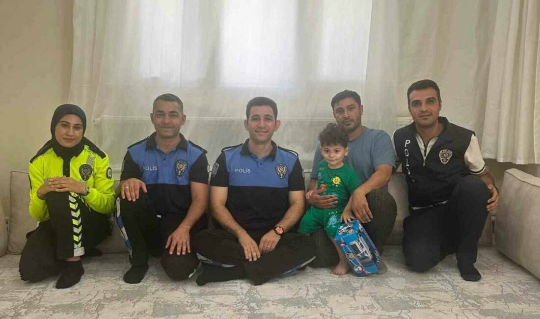 Polisler otomobilin çarptığı çocuğu unutmadı Şanlıurfa'nın Ceylanpınar ilçesinde otomobilin çarpması sonucu yaralanan 3 yaşındaki Bahoz