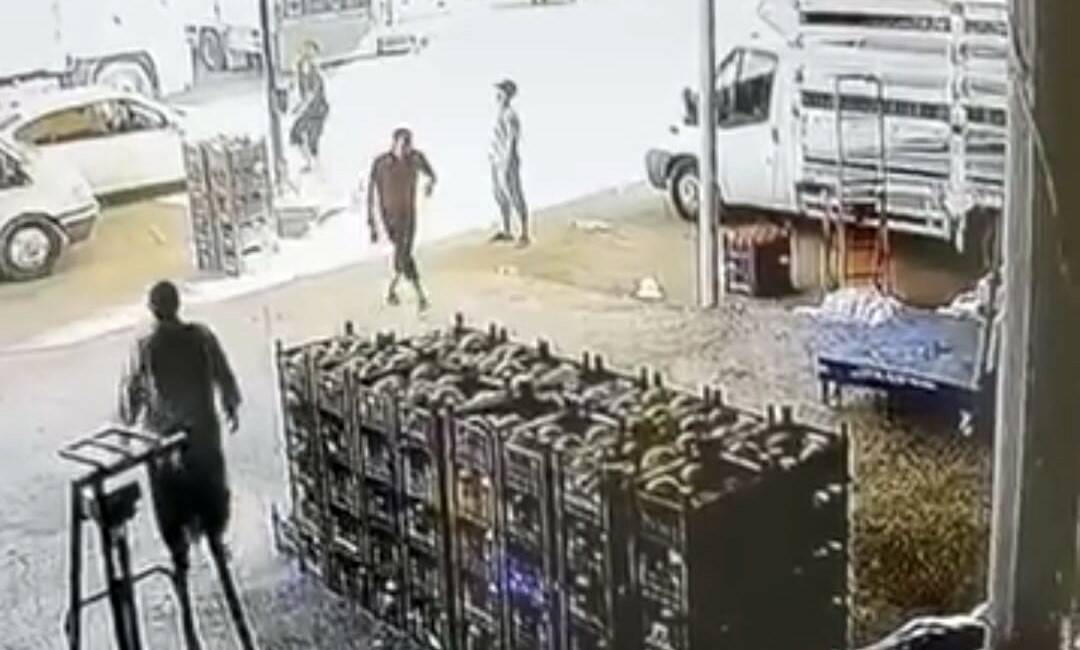 Siverek ilçesinde çıkan şiddetli rüzgar nedeniyle uçan gölgelik şemsiye bir