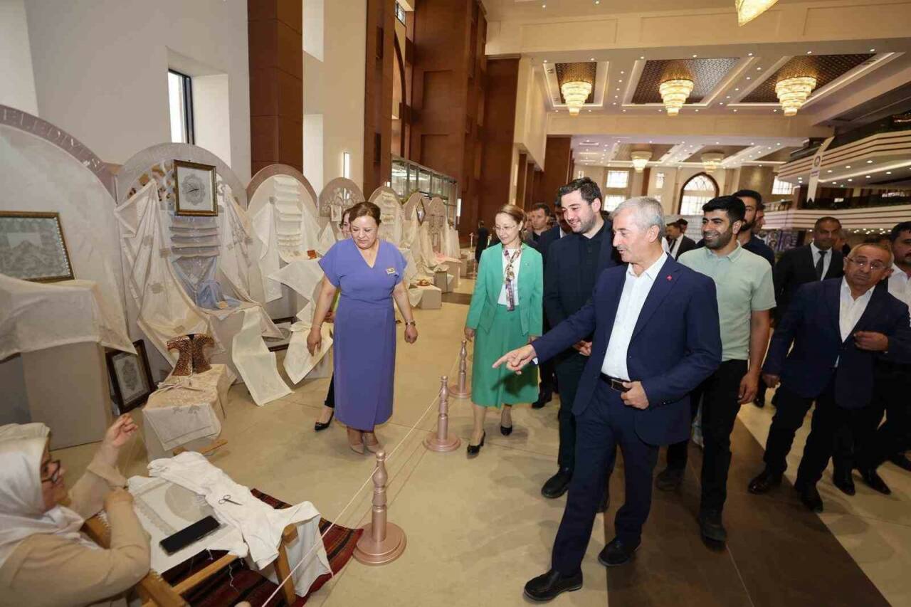 Şahinbey Belediyesi tarafından düzenlenen yaz okullarındaki kursiyerlerin el emeği ürünleri