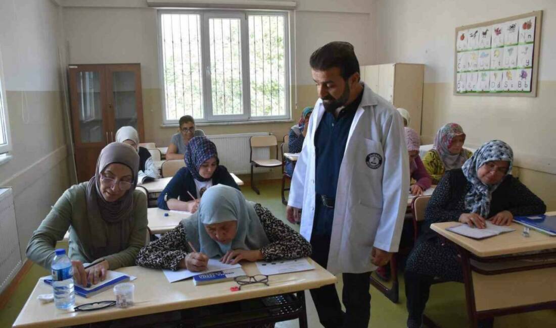 Şahinbey Belediyesi'nin düzenlediği okuma yazma kurslarına katılan kadınlar, eğitim almanın