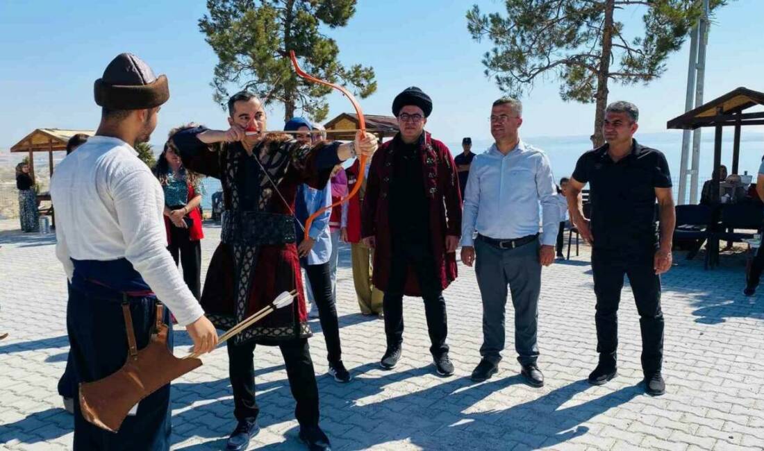 Samsat ilçesinde Zafer Bayramında ok atıldı Samsat ilçesinde, 30 Ağustos Zafer Bayramı kapsamında tarihte giyilen Türk