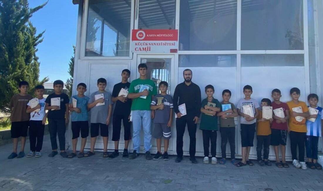 Adıyaman'ın Kahta ilçesinde bulunan Küçük Sanayi Camii'nde Esnaf çocukları ve