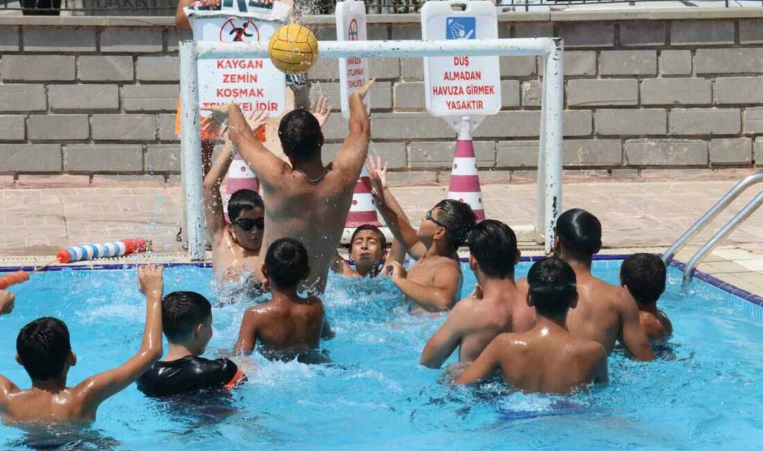 Şanlıurfa Büyükşehir Belediyesi'ne ait yüzme havuzlarında ücretsiz yüzme eğitimi alan