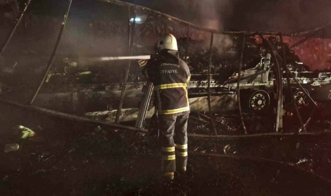 Şanlıurfa-Gaziantep Otoyolu üzerinde gerçekleşen yangında bir tır alev aldı ve