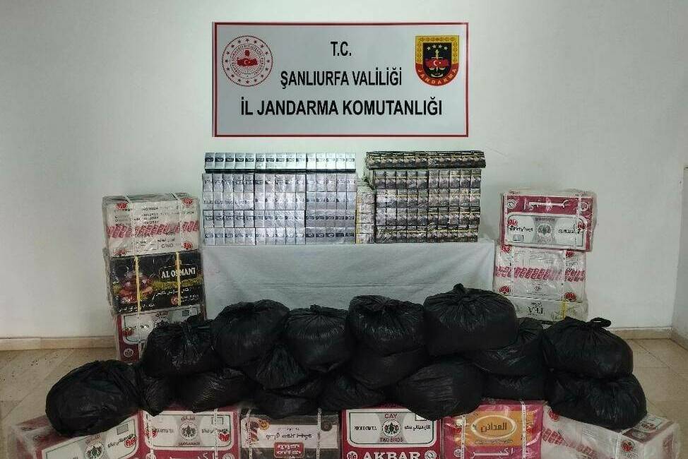 Şanlıurfa’da kaçak çay ve sigara ele geçirildi Şanlıurfa’da jandarma tarafından yapılan yol uygulamasında 2 bin 470 paket