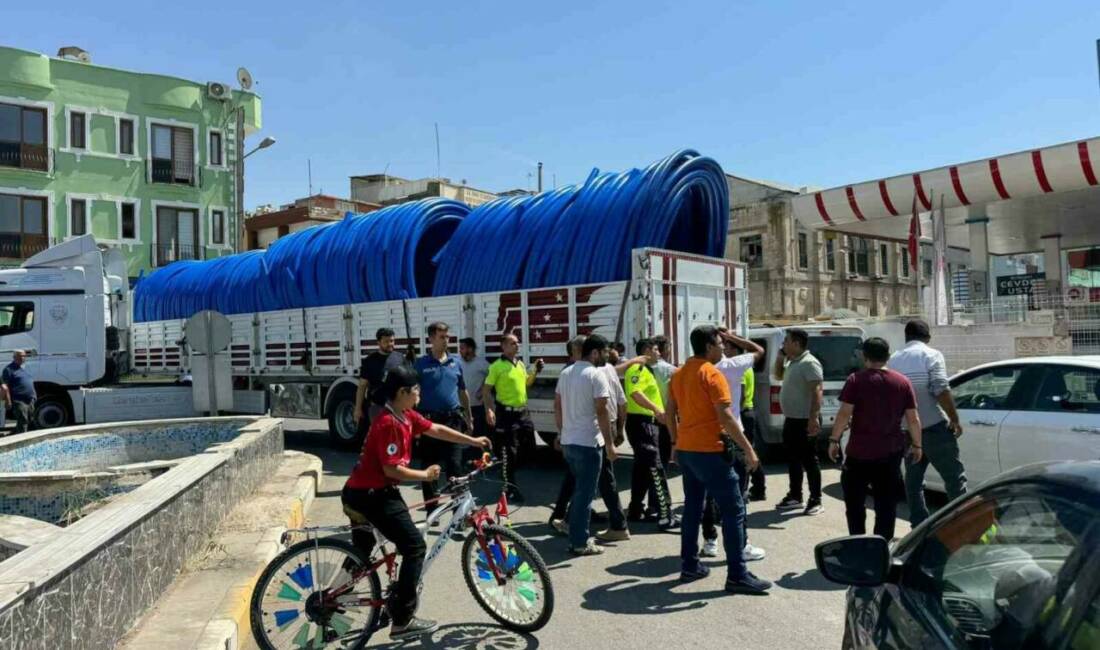 Şanlıurfa'nın Birecik ilçesinde, dönüş yapan bir tırın park halindeki bir