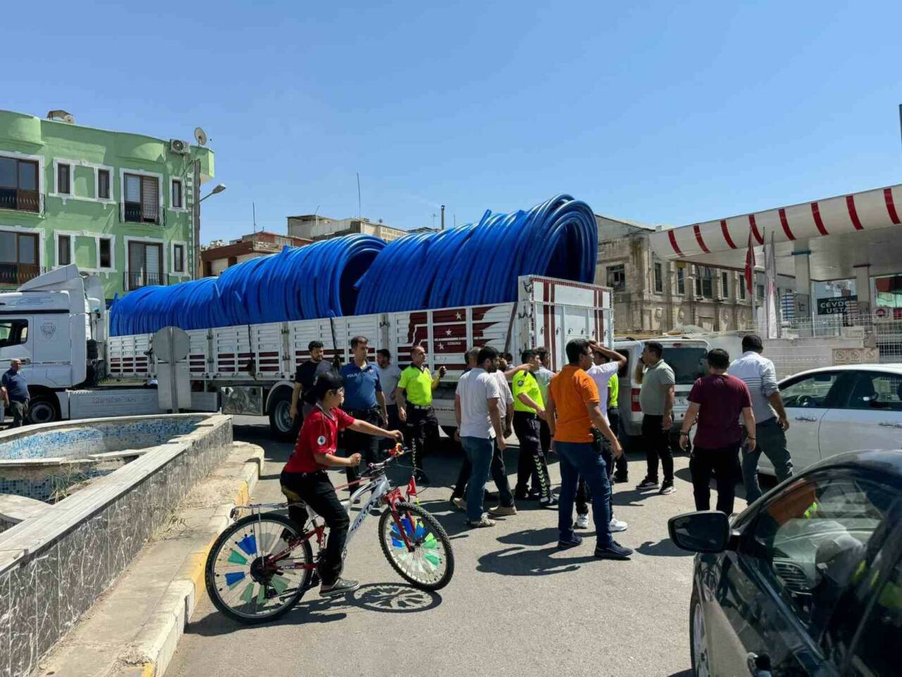 Şanlıurfa'nın Birecik ilçesinde, dönüş yapan bir tırın park halindeki bir