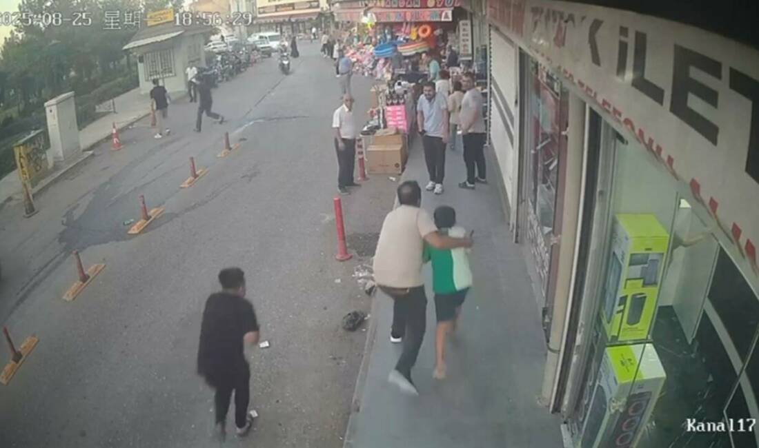 Şanlıurfa’da otele silahlı saldırı anları kameraya yansıdı Şanlıurfa'da bir otelde alacak-verecek meselesi nedeniyle silahlı saldırı gerçekleşti. Güvenlik
