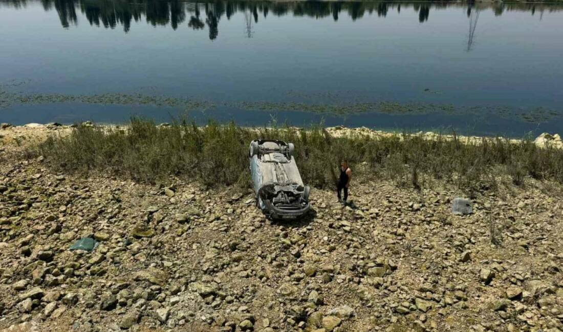 Şanlıurfa'da bir otomobil virajı alamayarak 5 metre yükseklikteki şarampole devrildi.