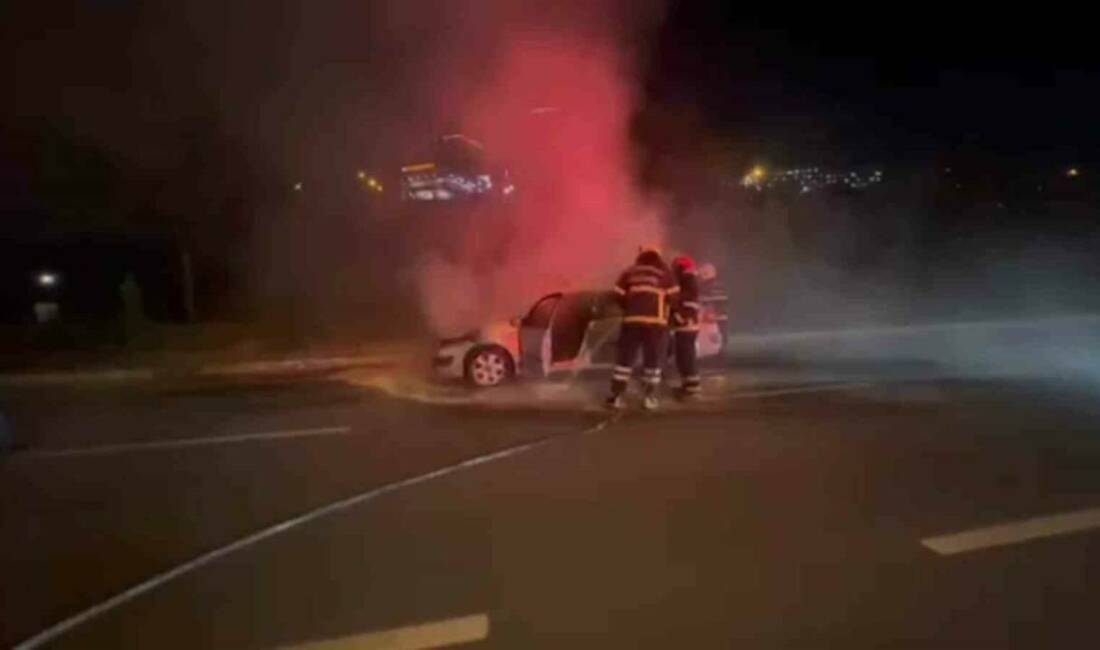 Otomobil yanarak kullanılamaz hale geldi Şanlıurfa'nın Karaköprü ilçesinde seyir halindeki bir otomobilde motor bölümünde çıkan