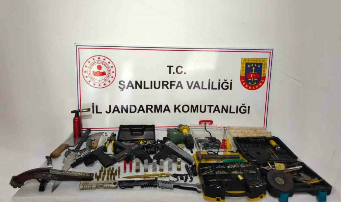 Şanlıurfa’da silah kaçakçılığı operasyonu: 2 gözaltı Şanlıurfa'da jandarma operasyonunda ruhsatsız silah bulunduran şüphelilerin evlerinde yapılan aramada