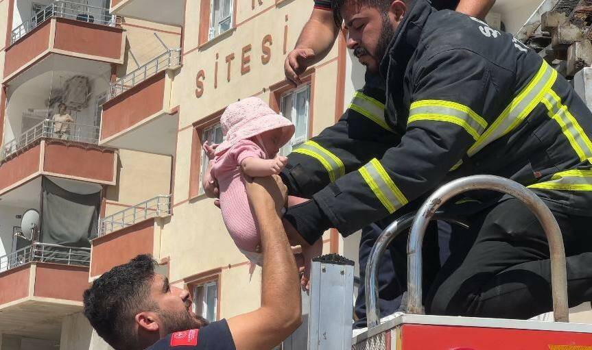 Ceylanpınar ilçesindeki bir apartmanın 3. katında çıkan yangında mahsur kalanlar,
