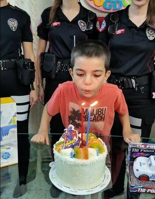 Şanlıurfa'da adrenal bez yetmezliği hastası 9 yaşındaki Onur Uğan'a polisler