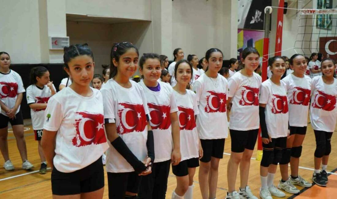 Şehitkamil Belediyesi tarafından düzenlenen Yaz Spor Okulları'nda voleybol kursuna katılan