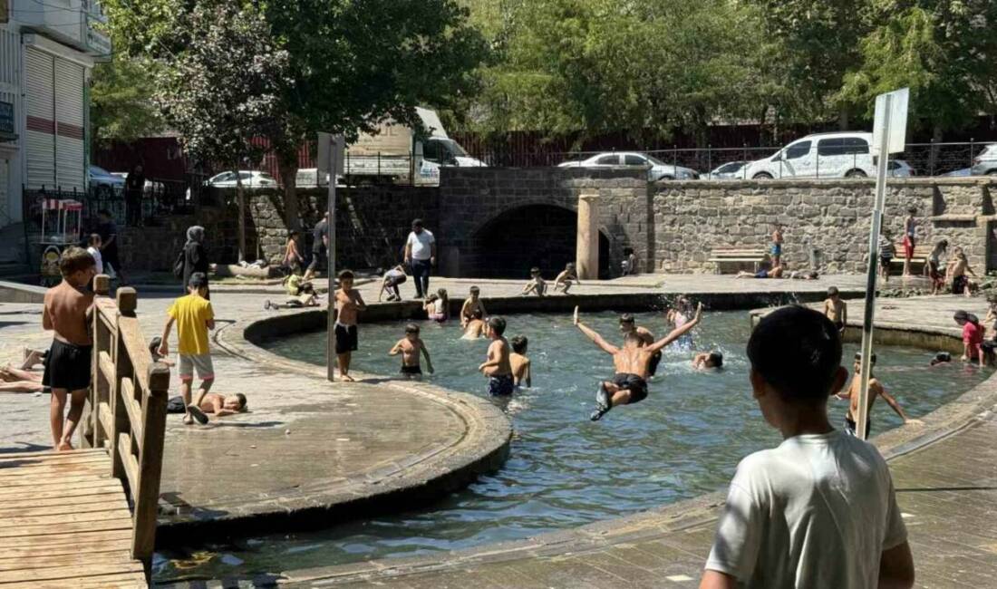 Diyarbakır'da hava sıcaklığının 40 dereceye ulaştığı bir günde çocuklar, Anzele
