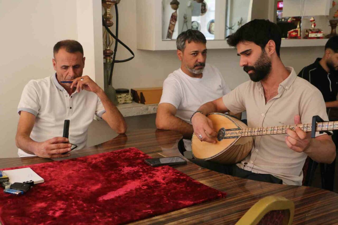 Diyarbakır'da sıcak havalardan bunalan bazı vatandaşlar klimalı ortamları tercih ederken,