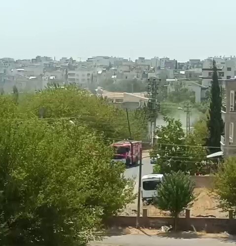Adıyaman'ın Yeşilyurt Mahallesi'nde sıcak havaların etkisiyle bir elektrik trafosu alev