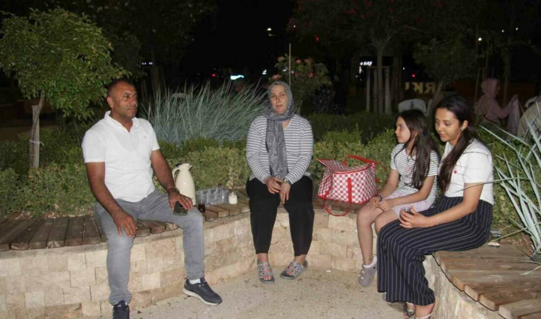 Sıcaktan bunalan vatandaşlar soluğu parklarda aldı Gaziantep'te vatandaşlar aşırı sıcaklardan etkilenerek parklara akın etti. Sıcak hava