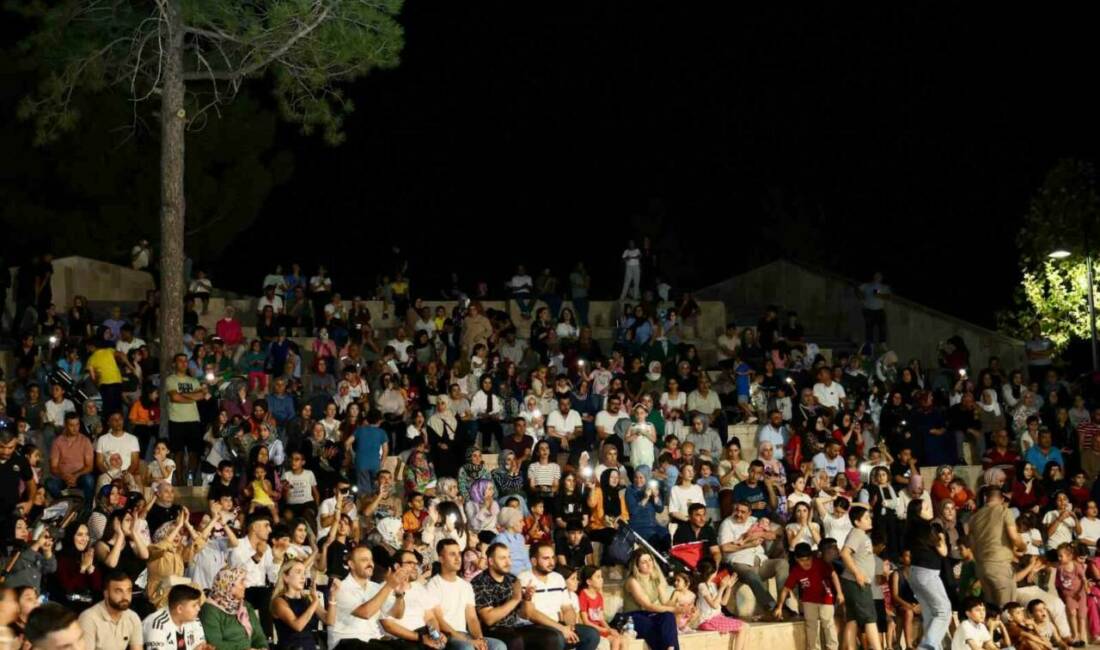 Siirt Belediyesi, Aile Yılı etkinlikleri çerçevesinde Kızlar Tepesi Amfi'de halk