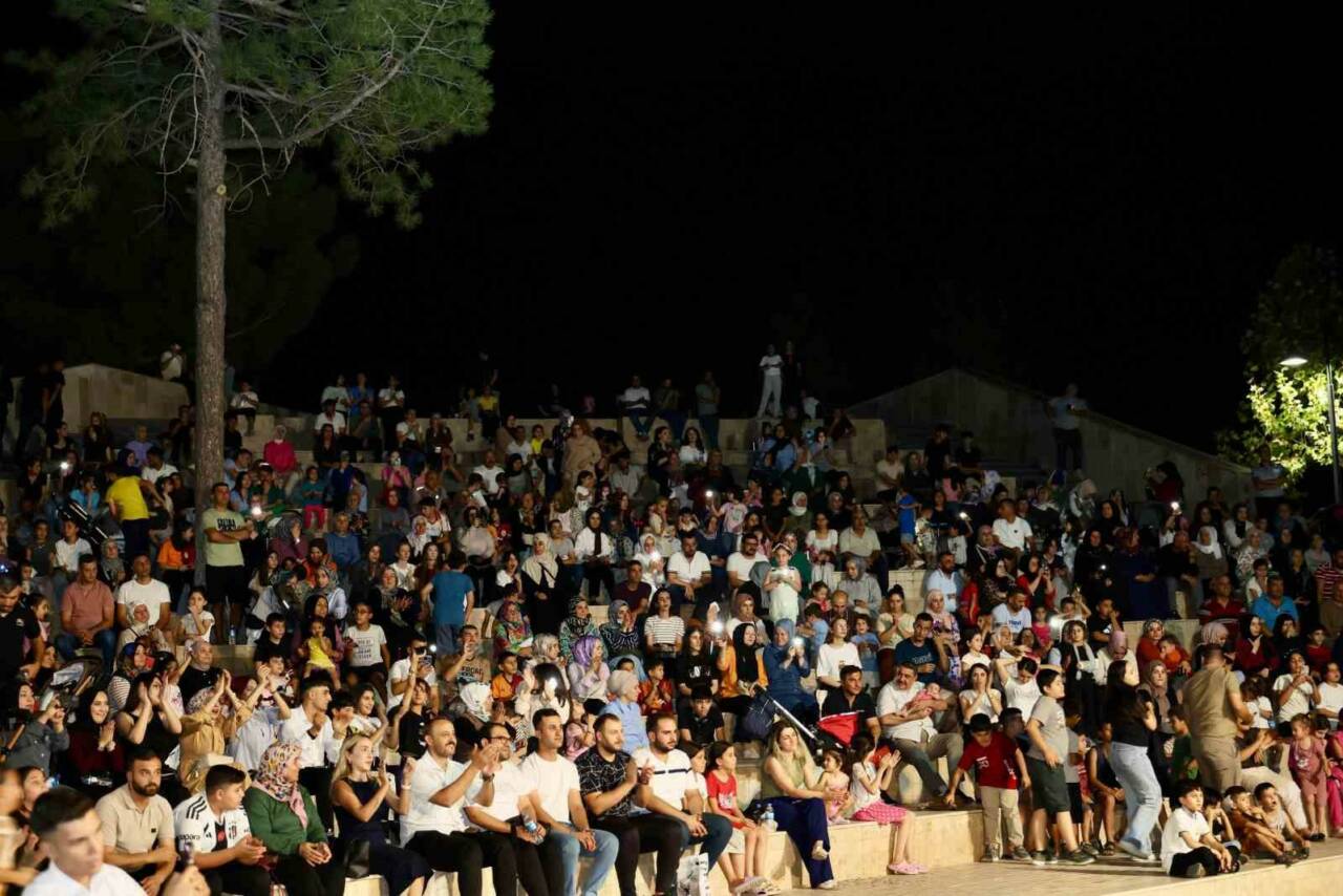 Siirt Belediyesi, Aile Yılı etkinlikleri çerçevesinde Kızlar Tepesi Amfi'de halk