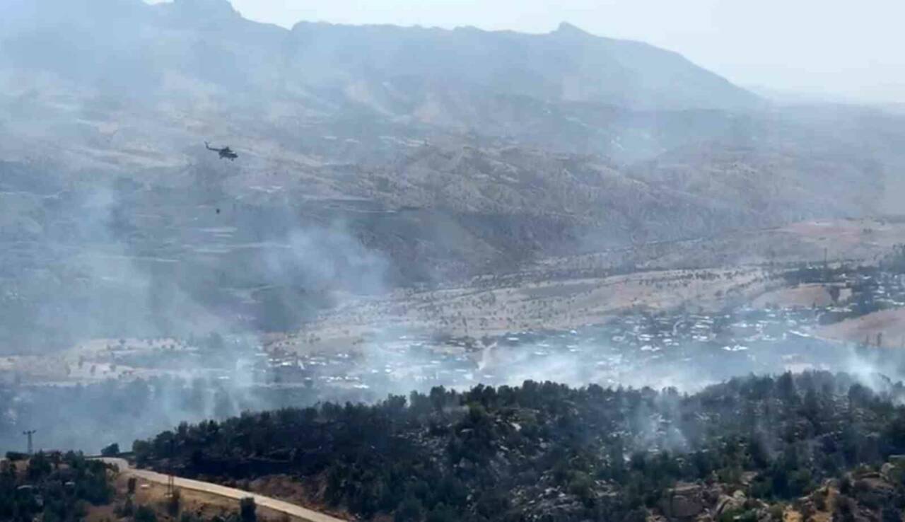Şırnak'ın Balveren beldesinde çıkan örtü yangınına karadan ve havadan müdahale