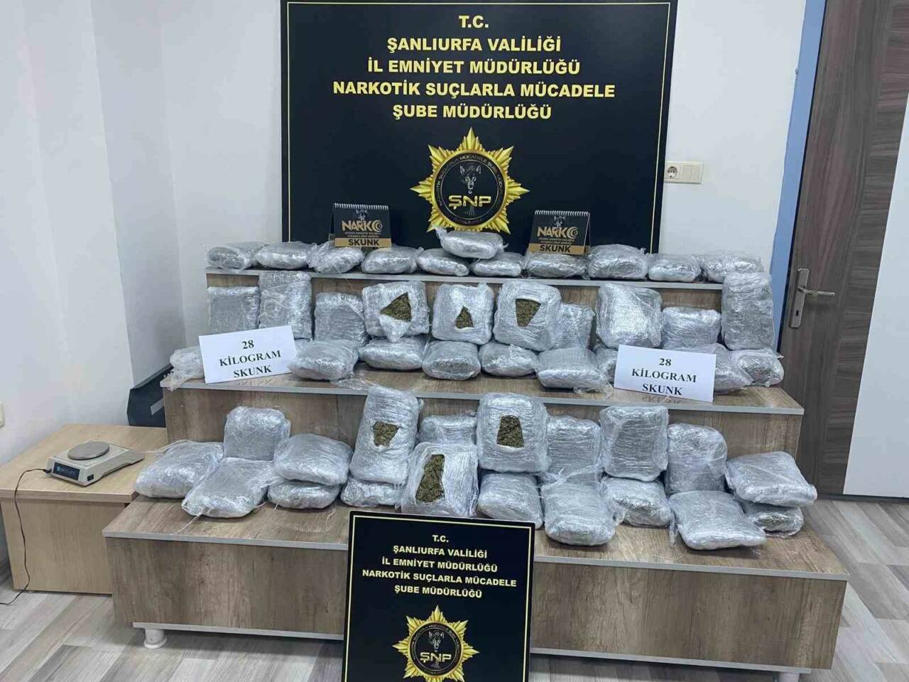 Siverek ilçesinde düzenlenen operasyonda polis ekipleri 28 kilo skunk ele
