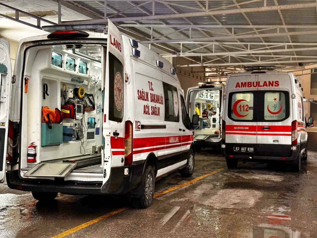 Siverek ilçesinde meydana gelen trafik kazasında takla atan bir otomobilde