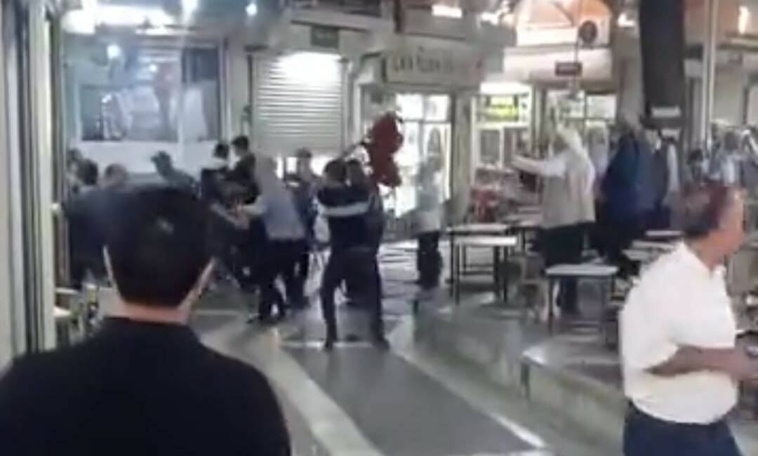 Sandalye ve masaların havada uçuştuğu kavgada 4 kişi yaralandı Şanlıurfa'nın Siverek ilçesinde hayvan pazarı esnafının bulunduğu kahvede alacak verecek