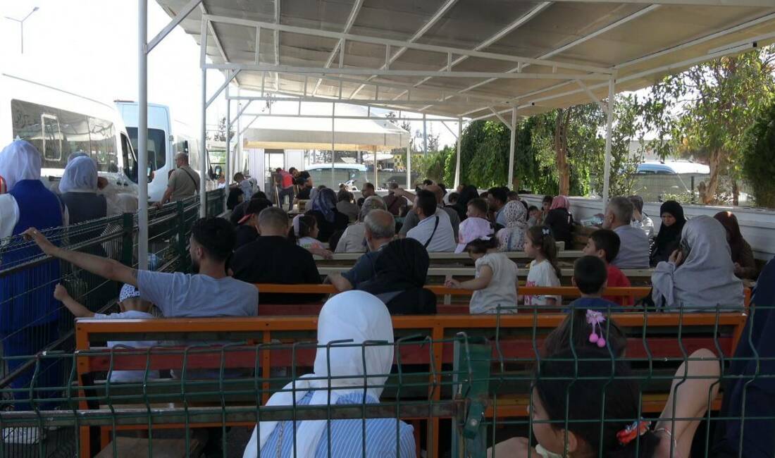 Suriyelilerin ülkelerine gönüllü dönüşü sürüyor Türkiye'de yıllardır yaşayan Suriyeli sığınmacılar, ülkelerine gönüllü olarak dönüş yapıyor.
