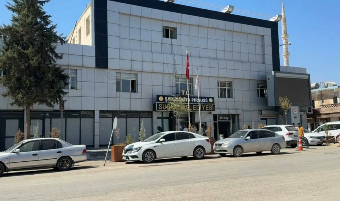 Suruç Belediyesi'nin giriş kapısı, kimliği belirsiz bir kişi tarafından taşla