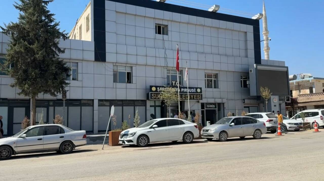 Suruç Belediyesi'nin giriş kapısı, kimliği belirsiz bir kişi tarafından taşla