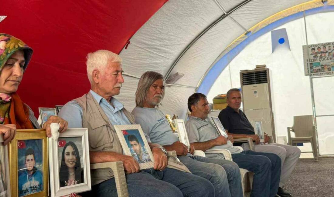 Diyarbakır'da evlat nöbetinde olan anne ve babalar, "Terörsüz Türkiye" sürecinde