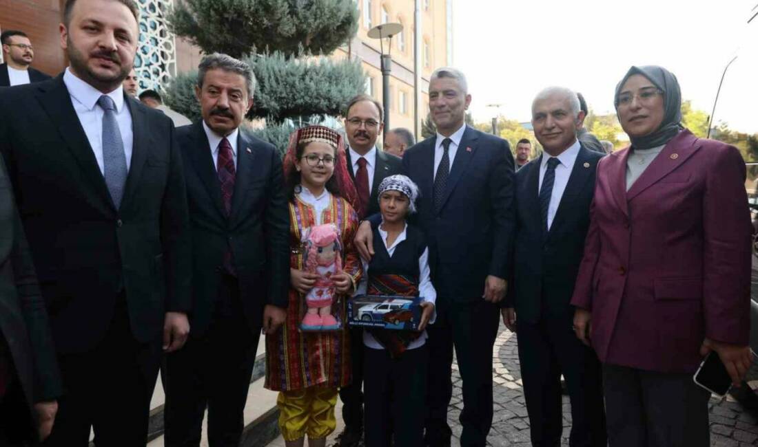 Ticaret Bakanı Ömer Bolat, Siirt'e ziyaretlerde bulunmak üzere şehre geldi.