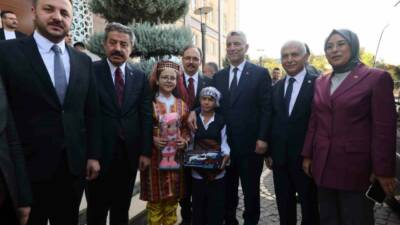 Ticaret Bakanı Ömer Bolat, Siirt'e ziyaretlerde bulunmak üzere şehre geldi.