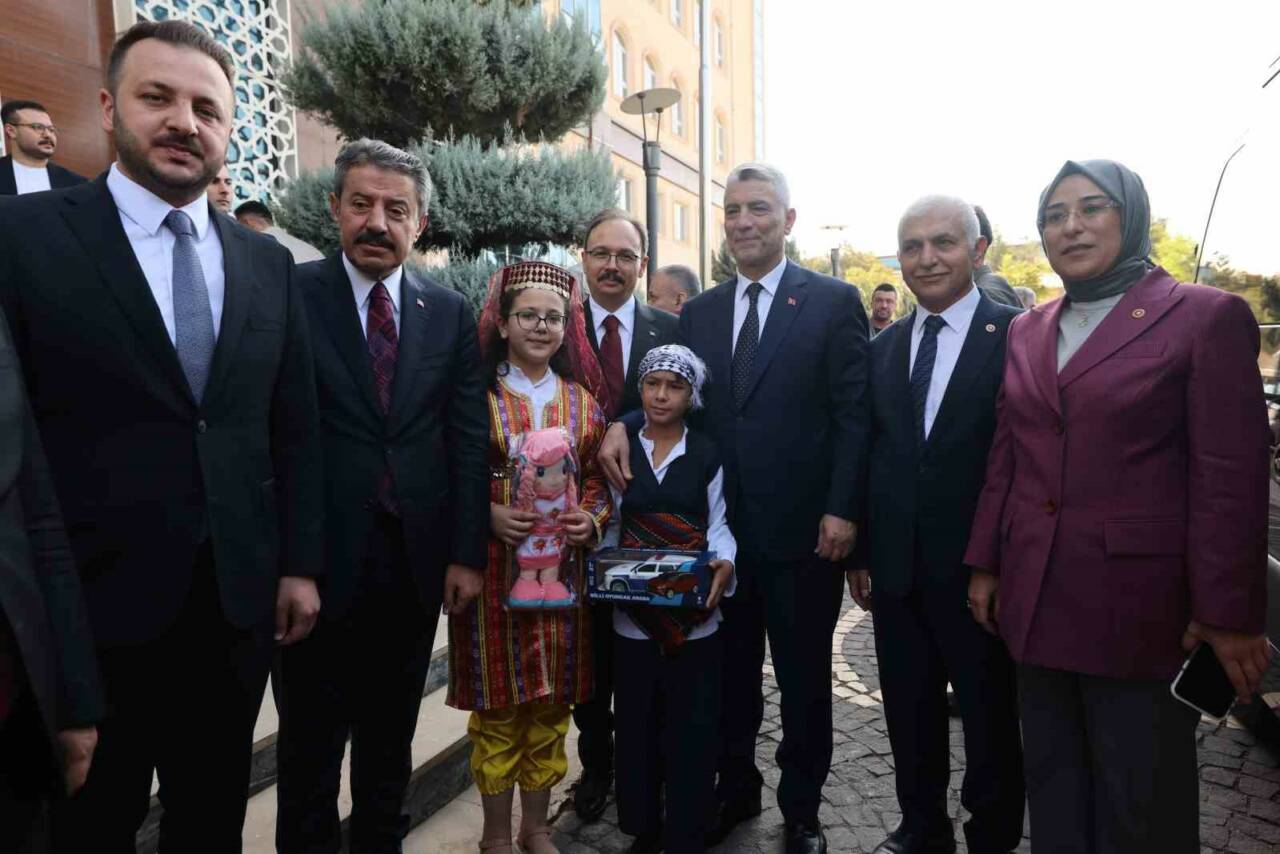 Ticaret Bakanı Ömer Bolat, Siirt'e ziyaretlerde bulunmak üzere şehre geldi.