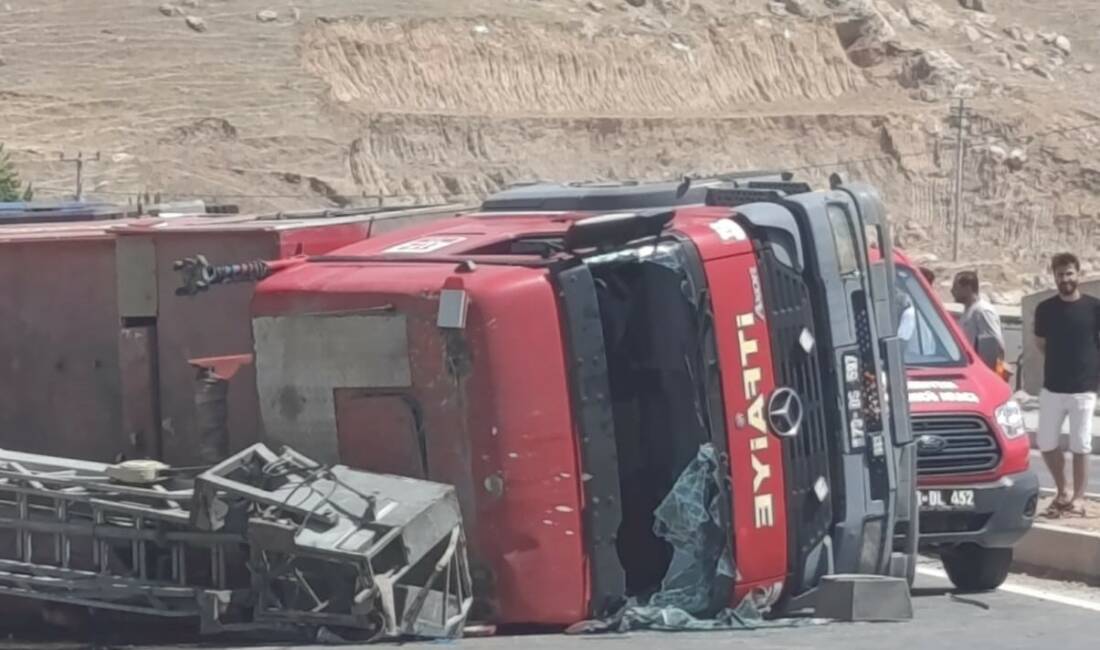 Cizre ilçesinde yangına müdahale için yola çıkan itfaiye ekibinin aracı