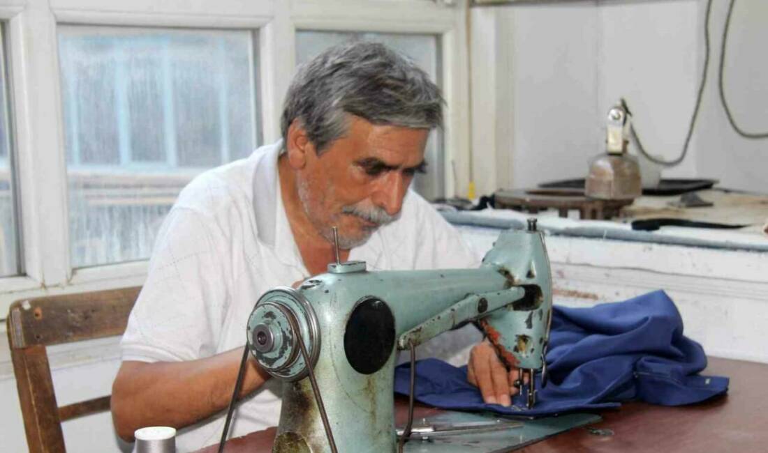 Gaziantep'te 73 yaşındaki terzi Mehmet Ali Kılıç, 60 yıldır ustasından