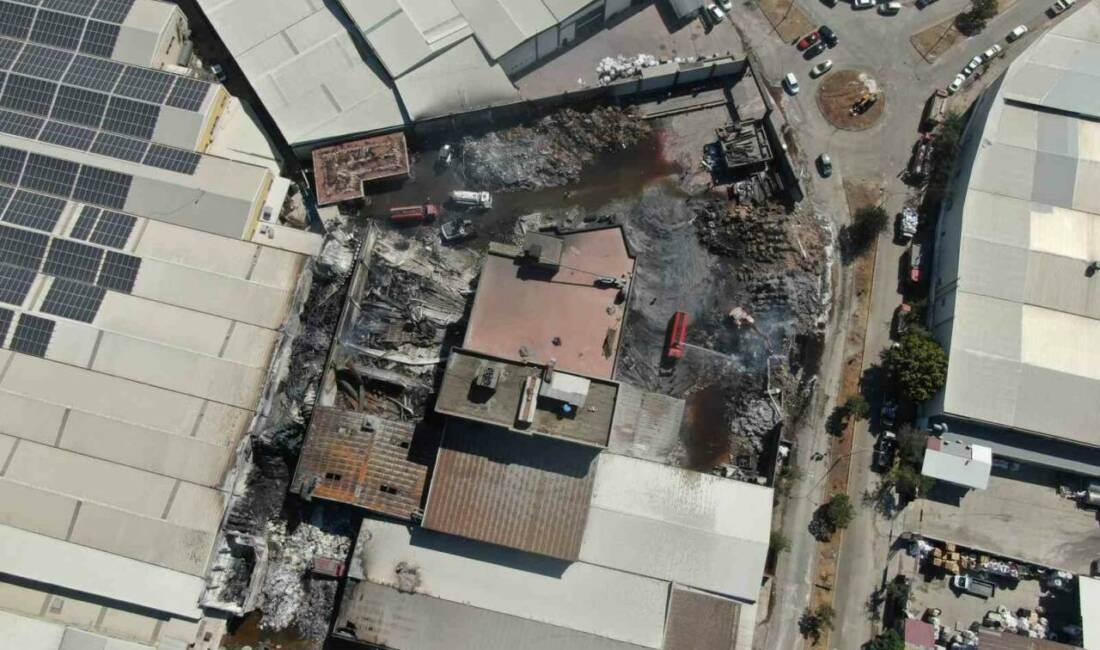 Gaziantep'te bir geri dönüşüm fabrikasında çıkan yangın, itfaiye ekiplerinin müdahalesiyle