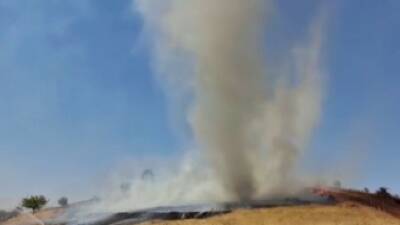 Adıyaman'da çıkan anız yangınlarında oluşan hortum, duman hortumuna dönüştü. Yangın