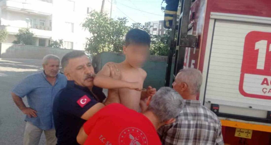 Adıyaman'ın Kahta ilçesinde bir binada çıkan yangında mahsur kalan yaşlı
