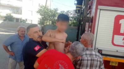 Adıyaman'ın Kahta ilçesinde bir binada çıkan yangında mahsur kalan yaşlı