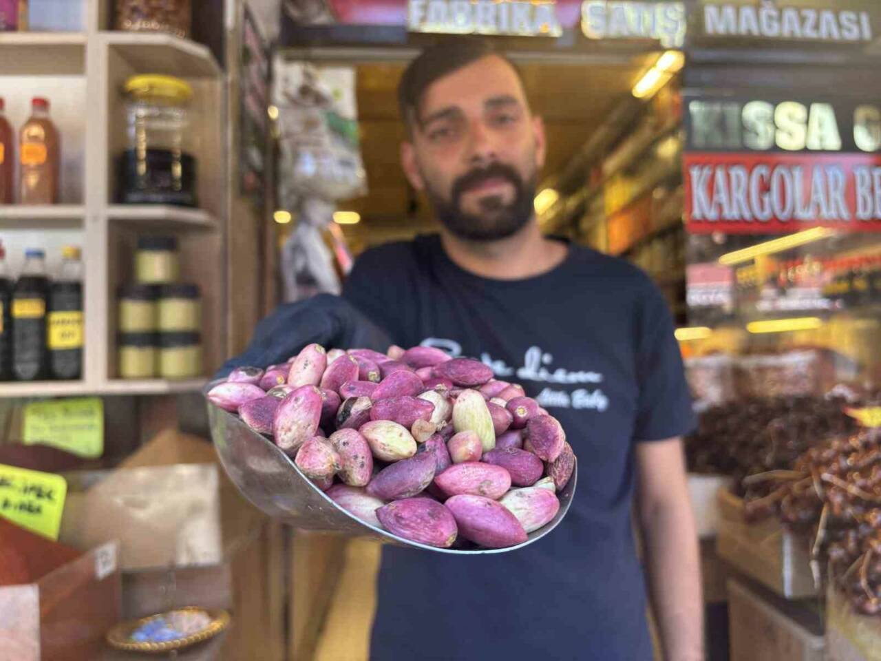 Gaziantep'te Antep fıstığı hasadının başlamasıyla birlikte taze Antep fıstığı tezgahlardaki