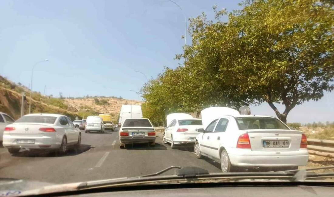 Şanlıurfa'da hava sıcaklığının 40 dereceyi geçmesi nedeniyle trafik sıkışıklığı yaşandı.