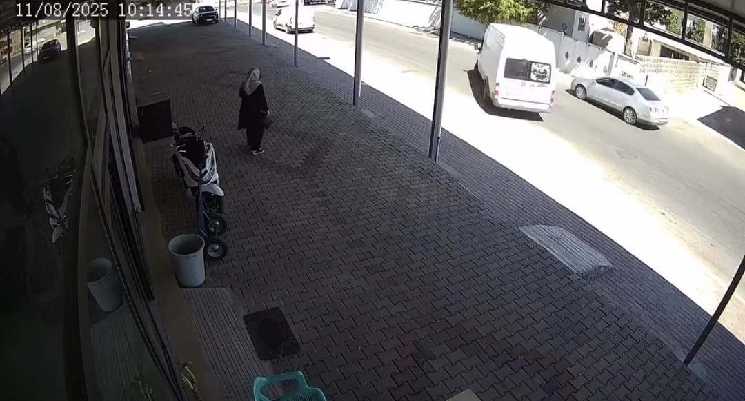 Şanlıurfa'nın Siverek ilçesinde bir minibüsün kontrolden çıkarak bir otomobile çarptığı